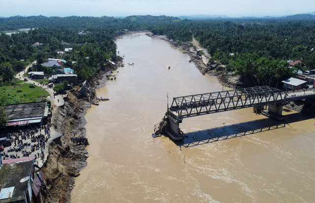 Foto udara jembatan Kuta Blang yang putus akibat diterjang banjir di jalan lintas Nasional Banda Aceh - Sumut di Desa Blang Mee, Kecamatan Kuta Blang, Kabupaten Bireuen, Sabtu (29/11/2025). Foto: Abiyyu/ANTARA FOTO