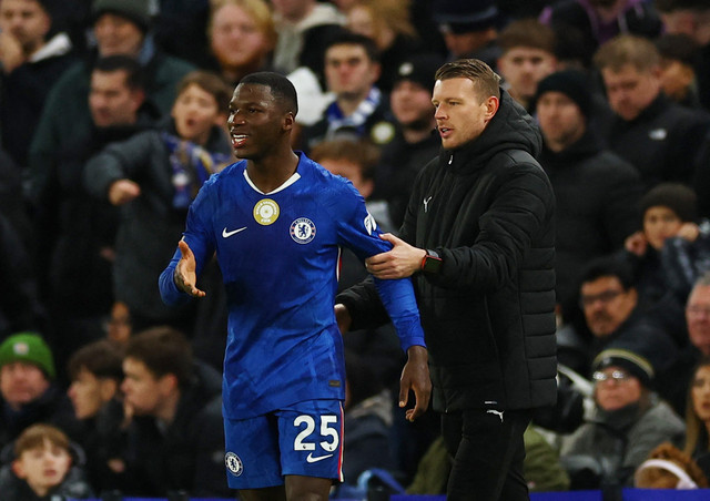 Moises Caicedo (kiri) saat Chelsea vs Arsenal dalam laga pekan ke-13 Liga Inggris 2025/26 di Stadion Stamford Bridge, Minggu (30/11) malam WIB. Foto: Action Images via Reuters/Matthew Childs