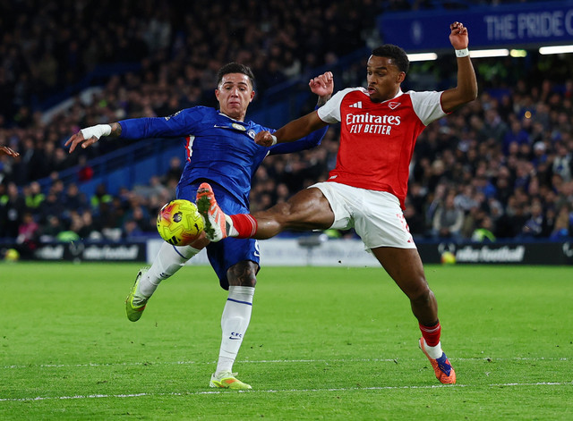 Duel Enzo Fernandez dan Jurrien Timber saat Chelsea vs Arsenal dalam laga pekan ke-13 Liga Inggris 2025/26 di Stadion Stamford Bridge, Minggu (30/11) malam WIB. Foto: Action Images via Reuters/Matthew Childs