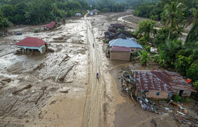 Foto udara di permukiman Jorong Kayu Pasak yang rusak akibat banjir bandang di Nagari Salareh Aiq, Palembayan, Agam, Sumatera Barat, Minggu (30/11/2025). Sumber: Kumparan