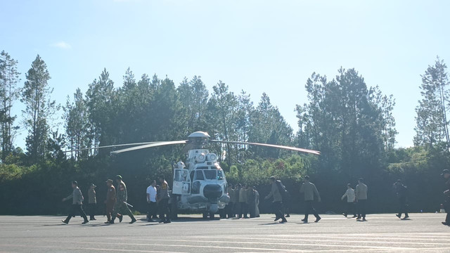 Presiden Prabowo Subianto tiba di Bandara Raja Sisingamangaraja XII, Tapanuli Utara, Sumatera Utara, Senin (1/12) untuk meninjau wilayah terdampak bencana banjir di Pulau Sumatera. Foto: Zamachsyari/kumparan