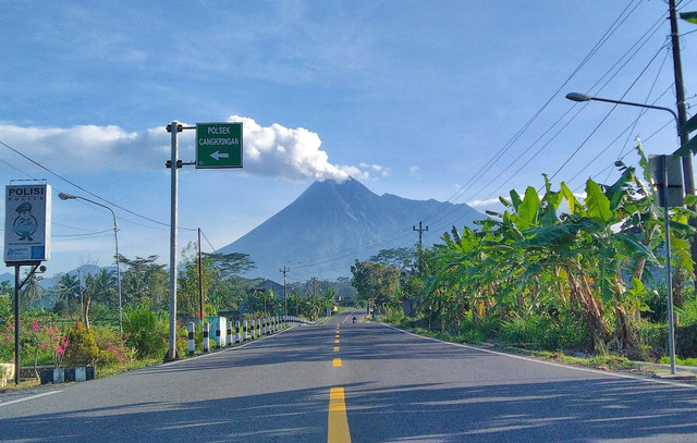 Ruas Jalan Cangkringan, Argomulyo, Cangkringan, Sleman, D.I Yogyakarta. (Foto: R. Fauzi Fuadi) 