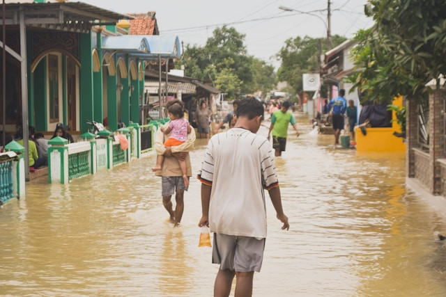 Ilustrasi doa agar terhindar dari bencana banjir. Sumber: Unsplash.