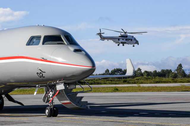 Helikopter Super Puma yang membawa Presiden Prabowo Subianto lepas landas menuju lokasi terdampak banjir di Bandara Raja Sisingamangaraja XII, Kabupaten Tapanuli Utara, Sumatera Utara, Senin (1/12/2025). Foto: Galih Pradipta/ANTARA FOTO