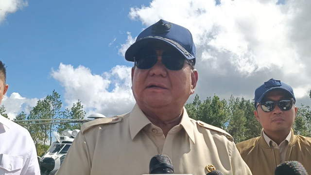 Presiden Prabowo Subianto di Bandara Raja Sisingamangaraja XII, Sumatera Utara, Senin (1/12/2025). Foto: Zamachsyari/kumparan