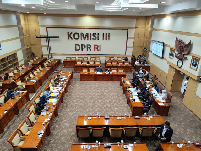 Suasana Rapat Panja Komisi III DPR bersama Pemerintah di Kompleks Parlemen Senayan, Jakarta pada Senin (1/12/2025). Foto: Luthfi Humam/kumparan