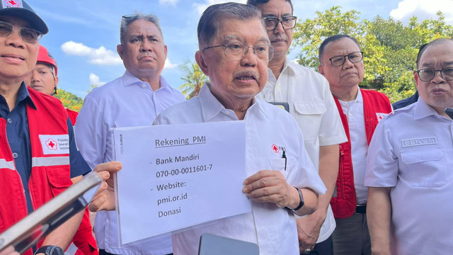 Ketua Umum Palang Merah Indonesia, Jusuf Kalla, saat meninjau posko distribusi bantuan untuk korban bencana Sumatera-Aceh di Klaster Logistik Nasional PMI, Halim Perdanakusuma, Jakarta Timur, Senin (1/12/2025). Foto: Nasywa Athifah/kumparan