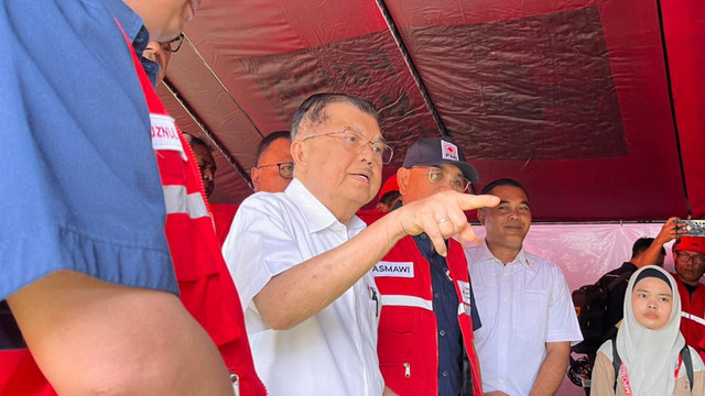 Ketua Palang Merah Indonesia, Jusuf Kalla, saat meninjau posko distribusi bantuan untuk korban bencana Sumatera-Aceh di Klaster Logistik Nasional PMI, Halim Perdanakusuma, Jakarta Timur, Senin (1/12/2025). Foto: Nasywa Athifah/kumparan