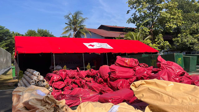Suasana posko distribusi bantuan untuk korban bencana Sumatera-Aceh di Klaster Logistik Nasional PMI, Halim Perdanakusuma, Jakarta Timur, Senin (1/12/2025). Foto: Nasywa Athifah/kumparan