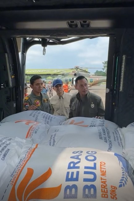 Menko Agus Harimurti Yudhoyono (AHY) meninjau bantuan logistik berupa 1 ton beras dari Presiden Prabowo di Pangkalan TNI-AU Soewondo, Medan untuk wilayah Samar Kilang, Kabupaten Bener Meriah, Aceh, Senin (1/12/2025). Foto: Instagram/ @agusyudhoyono