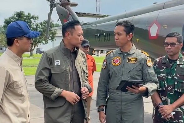 Menko Agus Harimurti Yudhoyono (AHY) meninjau bantuan logistik berupa 1 ton beras dari Presiden Prabowo di Pangkalan TNI-AU Soewondo, Medan untuk wilayah Samar Kilang, Kabupaten Bener Meriah, Aceh, Senin (1/12/2025). Foto: Instagram/ @agusyudhoyono