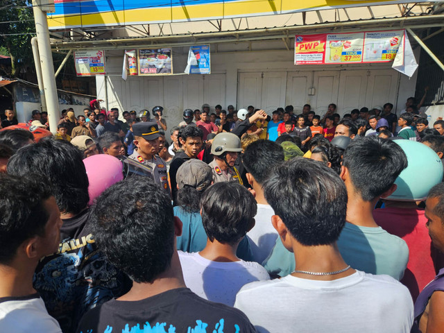 Warga menjarah minimarket di Sibolga, Sabtu (29/11/2025). Foto: Humas Polres Sibolga