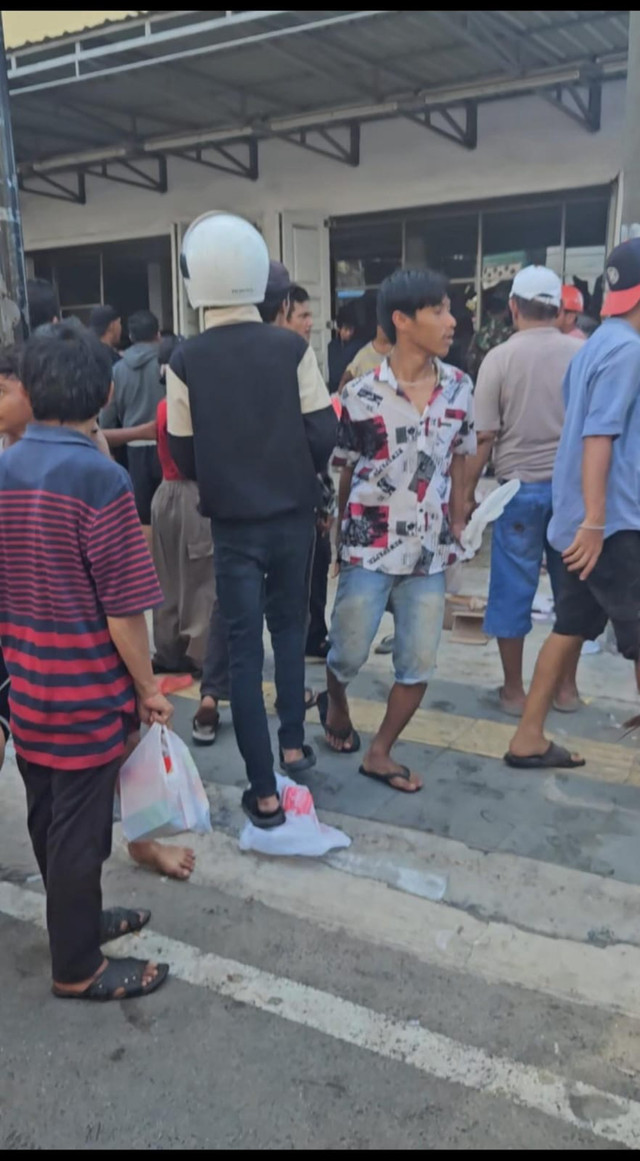 Warga menjarah minimarket di Sibolga, Sabtu (29/11/2025). Foto: Humas Polres Sibolga