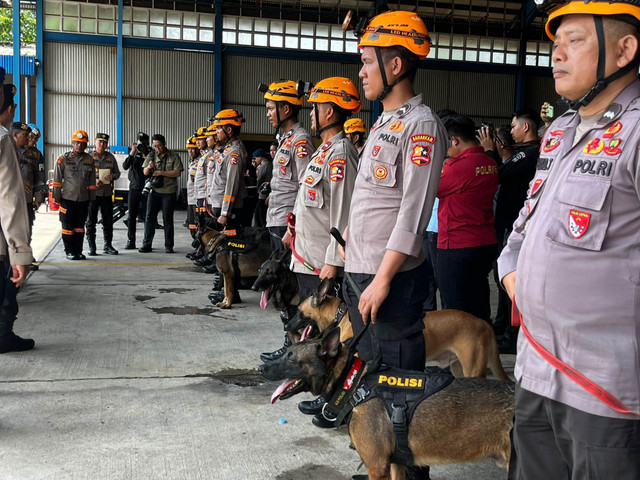 Wakapolri meninjau kesiapan paksukan dan peralatan yang akan diberangkatkan ke Sumatera di Mako Polisi Udara, Tangerang Selatan, Senin (1/12/2025). Foto: Rayyan Farhansyah/kumparan