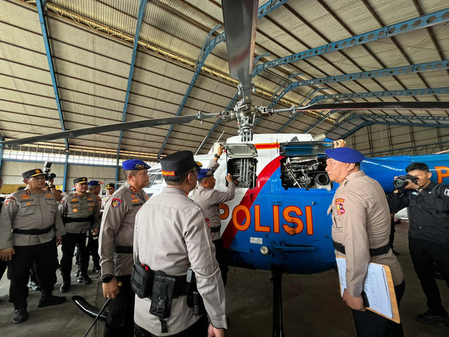 Wakapolri meninjau kesiapan paksukan dan peralatan yang akan diberangkatkan ke Sumatera di Mako Polisi Udara, Tangerang Selatan, Senin (1/12/2025). Foto: Rayyan Farhansyah/kumparan