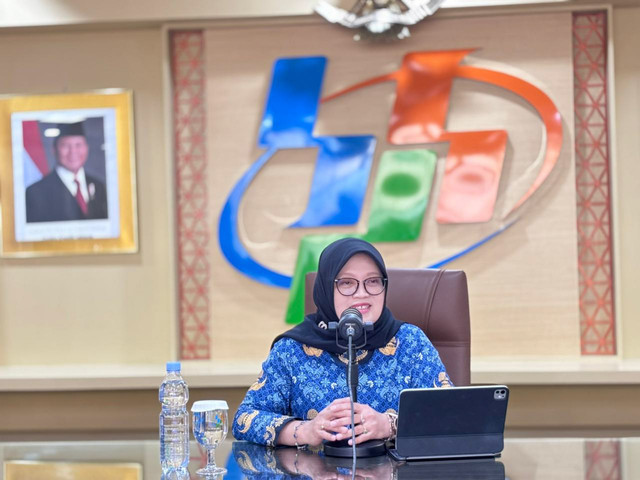 Deputi Bidang Statistik Distribusi dan Jasa BPS, Pudji Ismartini dalam konferensi pers di Kantor Pusat BPS, Senin (1/12/2025). Foto: Ave Airiza Gunanto/kumparan