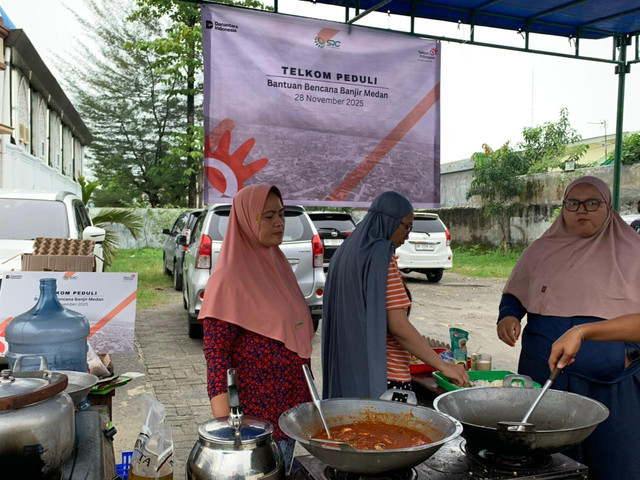 Bantuan Bencana Banjir Medan oleh Telkom Peduli. Foto: Telkom