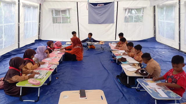 Ilustrasi siswa saat belajar di dalam tenda darurat. Foto: Dok. Kemendikdasmen