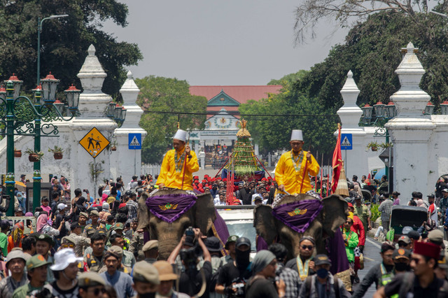 Sejumlah Abdi Dalem Keraton Yogyakarta membawa gunungan menuju Pakualaman saat Grebeg Maulud/Jimawal 1957 di kawasan Keraton Yogyakarta, Kamis (28/9/2023). Foto: Andreas Fitri Atmoko/Antara Foto