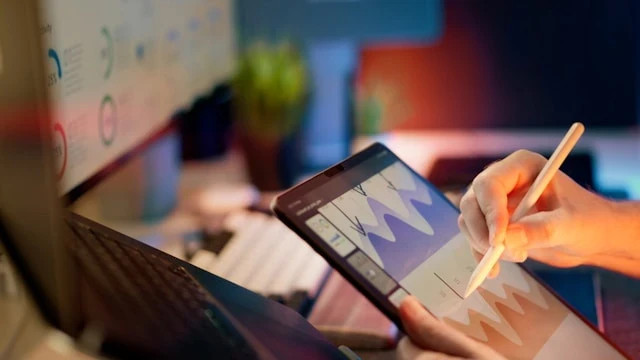 Ilustrasi tablet untuk kerja. Foto: unsplash/jakub zerdzicki