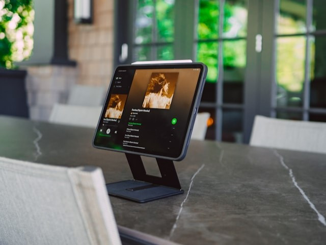 Ilustrasi makna lagu Back to December. Sumber: Unsplash.