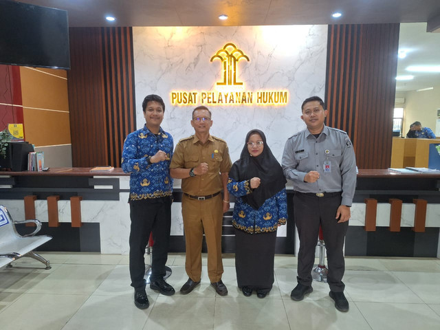 Foto bersama Kemenkum Kalbar dan DPMPD Sintang. Foto: Dok. Kanwil Kemenkum Kalbar