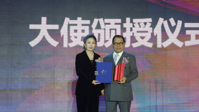 Duta Besar RI untuk China, Djauhari Oratmangun, dianugerahi
Golden Flag Award pada Gala Dinner puncak acara 2025 Global Brand Economy
Conference and Chengdu International Brand Development Forum di Chengdu, China, Sabtu (27/11/2025). Foto: Dok. Istimewa