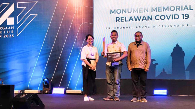Dosen Program Studi (Prodi) Arsitektur Universitas Pelita Harapan (UPH), Ar. Emanuel Agung Wicaksono, S.T., M.T., meraih Penghargaan Arsitektur Ikatan Arsitek Indonesia (IAI) Banten 2025 untuk kategori Ruang Umum Publik melalui karya Monumen Memorial Relawan COVID-19 Palang Merah Indonesia (PMI).