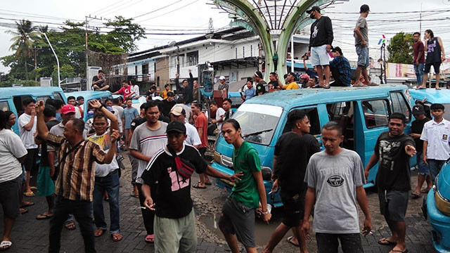 Aksi demo ratusan sopir mikrolet di tugu zero point, pusat Kota Manado, menolak beroperasinya bus Trans Manado, Senin 1 Desember 2025.