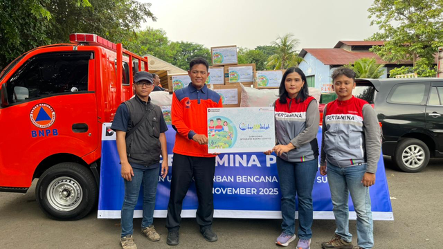 Pertamina International Shipping (PIS) lewat program Pertamina Peduli bersama Badan Nasional Penanggulangan Bencana (BNPB) salurkan kebutuhan pokok untuk masyarakat terdampak bencana di Sumatera Barat, Sumatera Utara, dan Aceh. Foto: Dok. Pertamina