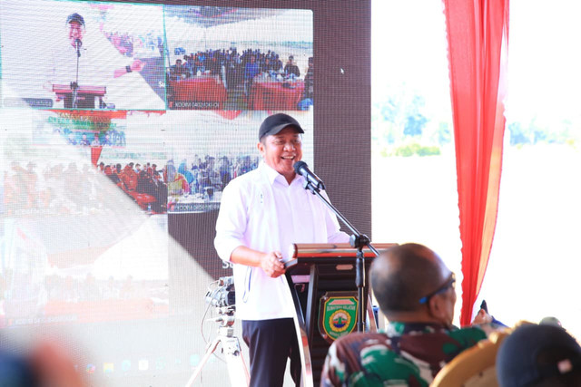 Gubernur Sumsel Herman Deru ketika Tanam Perdana Sawah Rakyat digelar pada Minggu (30/11/2025). Foto : Humas Pemprov Sumsel