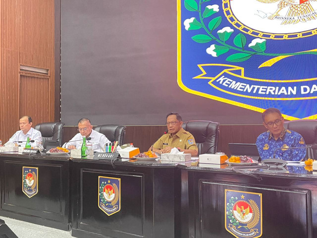 Mendagri Tito Karnavian (dua dari kanan), usai rapat koordinasi persiapan Natal 2025 dan Tahun Baru 2026, serta antisipasi bencana, di Kantor Kemendagri, Jakarta, Senin (1/12/2025). Foto: Fadhil Pramudya/kumparan