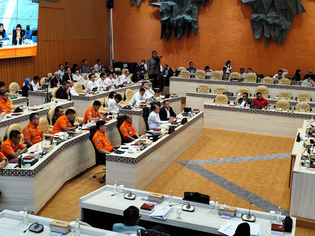 Suasana Rapat Dengar Pendapat (RDP) Komisi V DPR dengan Kepala BMKG dan Kepala BNPP/Basarnas di Kompleks Parlemen Senayan, Jakarta pada Senin (1/12/2025). Foto: Luthfi Humam/kumparan