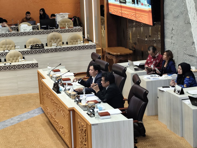 Suasana Rapat Dengar Pendapat (RDP) Komisi V DPR dengan Kepala BMKG dan Kepala BNPP/Basarnas di Kompleks Parlemen Senayan, Jakarta pada Senin (1/12/2025). Foto: Luthfi Humam/kumparan