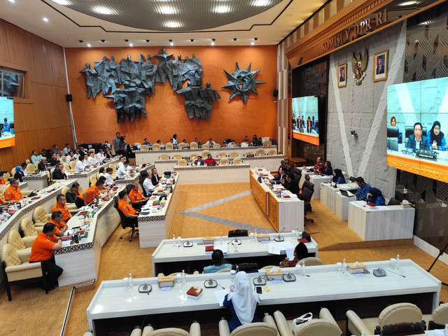 Suasana Rapat Dengar Pendapat (RDP) Komisi V DPR dengan Kepala BMKG dan Kepala BNPP/Basarnas di Kompleks Parlemen Senayan, Jakarta pada Senin (1/12/2025). Foto: Luthfi Humam/kumparan