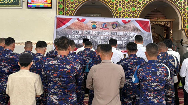 Salat gaib untuk korban bencana di Sumatera yang digelar oleh Direktorat Polairud Polda Sulawesi Utara, Senin 1 Desember 2025.