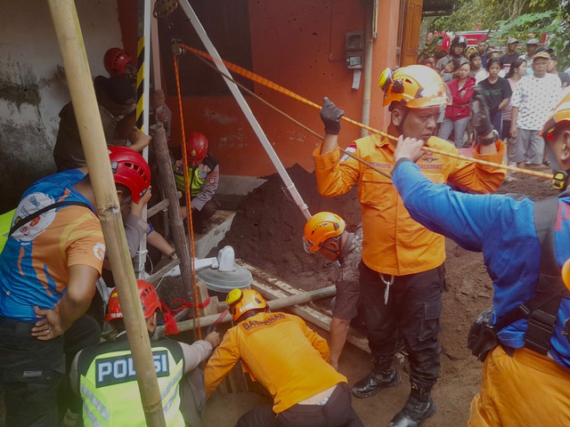 Proses evakuai korban yang dilakukan oleh Tim SAR Yogyakarta, Senin (1/12). Foto: Dok. Basarnas Yogyakarta