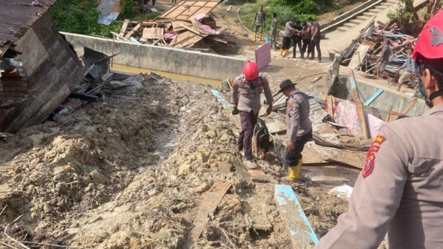 Tim Unit Polsatwa K-9 bersama personel Polres Tapanuli Utara melakukan pencarian korban di Tapanuli Utara. Foto: Instagram/ @baharkam_polri