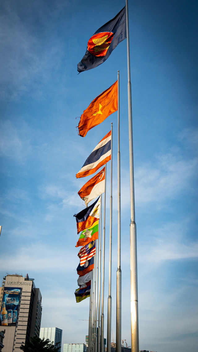 a bunch of flags that are lying in the air. Foto: unsplash.com