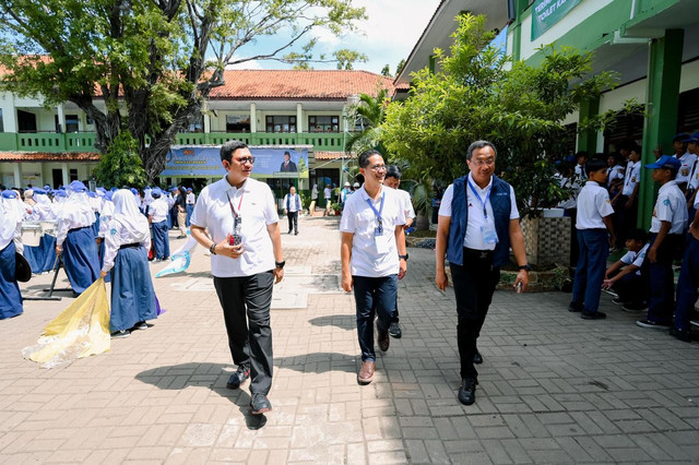EVP Telkom Regional II Edie Kurniawan saat melakukan kunjungan ke SMP Negeri 4 Kota Bekasi dalam rangka acara peluncuran Program Digitalisasi Pembelajaran untuk Indonesia Cerdas, beberapa waktu yang lalu. Foto: dok. Telkom