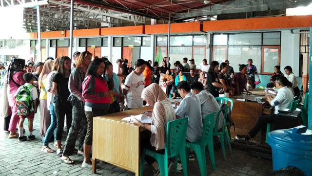 Suasana penyaluran Bantuan Langsung Tunai (BLT) Sementara Kesra di kantor Pos Cabang Manado.