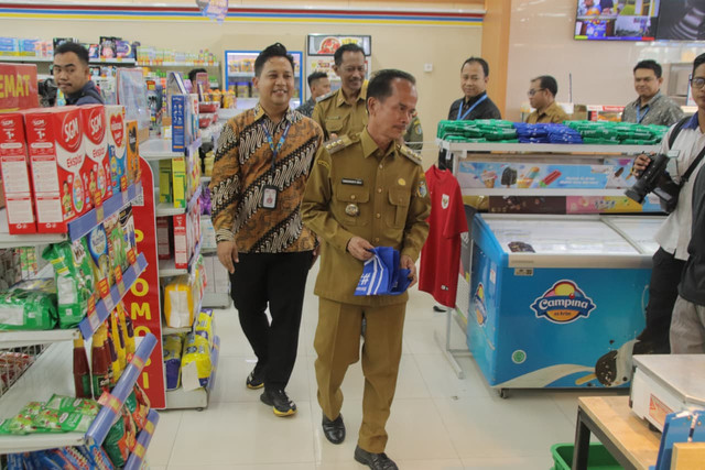 Bupati Sintang, Gregorius Herkulanus Bala meninjau toko retail paska sosialiasi penggunaan kantong plastik sekali pakai per 1 Desember 2025. Foto: Dok. Diskominfo Sintang