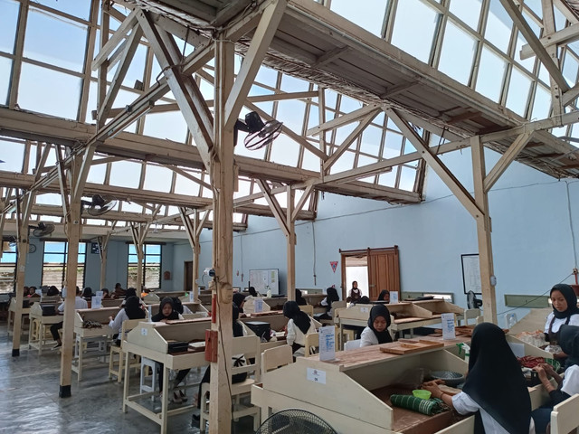 Foto Suasana Ruang Produksi Pabrik Cerutu Besuki Raya Cigar Jember (Dokumentasi Foto Milik Pribadi)