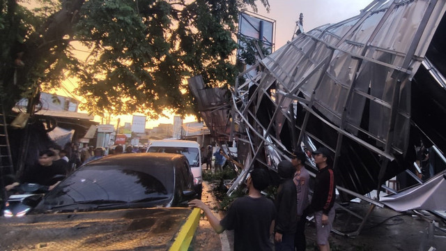 Kondisi ruko yang ambruk imbas diterjang angin kencang di Bojonggede, Depok, Senin (1/12/2025). Foto: Dok. Istimewa