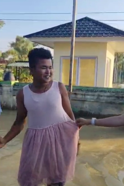 Riski, warga Langkat yang memakai baju adiknya karena bajunya habis. Foto: Amar Marpaung/kumparan