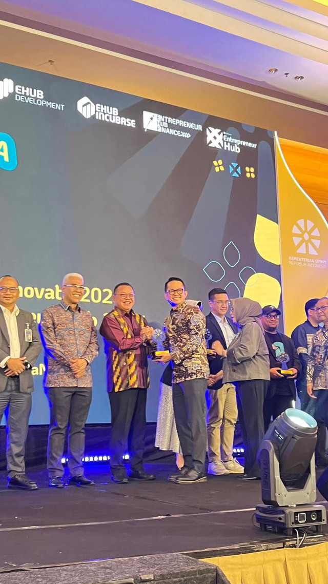 Dirut Bank Kalbar menerima penghargaan. Foto: Dok. Bank Kalbar