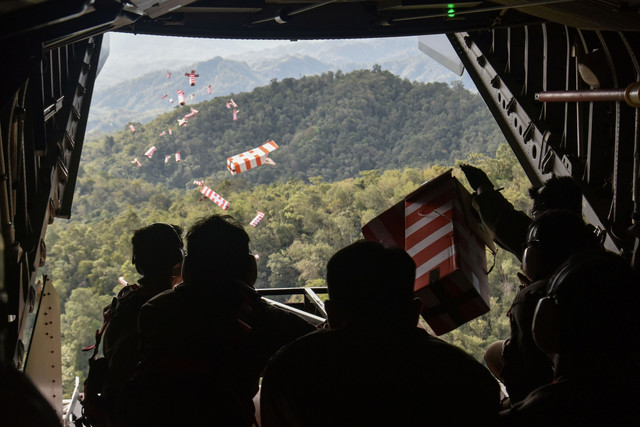 Prajurit TNI AU Skadron Udara 2  mendistribusikan heli box berisi makanan untuk pengungsi bencana menggunakan metode Container Delivery Sistem (CDS) dengan pesawat CN 295 di wilayah Tapanuli Tengah, Sumatera Utara, Senin (1/12/2025). Foto: Fakhri Hermansyah/ANTARA FOTO