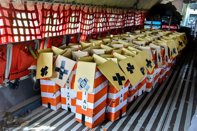 Heli box berisi bantuan makanan yang akan didistribusikan menggunakan metode Container Delivery Sistem (CDS) dengan pesawat CN 295 di wilayah Tapanuli Tengah, Sumatera Utara, Senin (1/12/2025).
 Foto: Instagram/@militer.udara