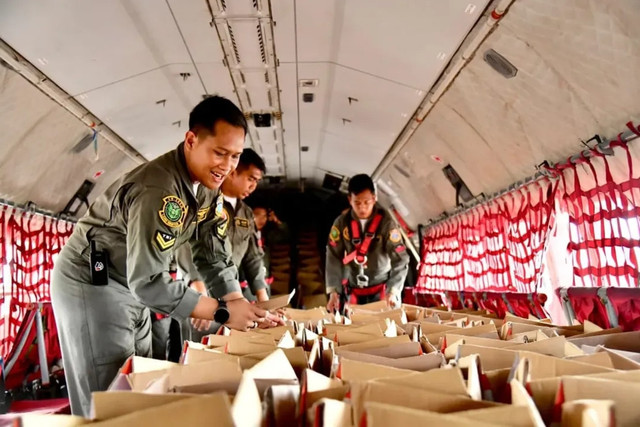 Prajurit TNI AU Skadron Udara 2 menata heli box berisi bantuan makanan yang akan didistribusikan menggunakan metode Container Delivery Sistem (CDS) dengan pesawat CN 295 di wilayah Tapanuli Tengah, Sumatera Utara, Senin (1/12/2025). Foto: Instagram/@militer.udara