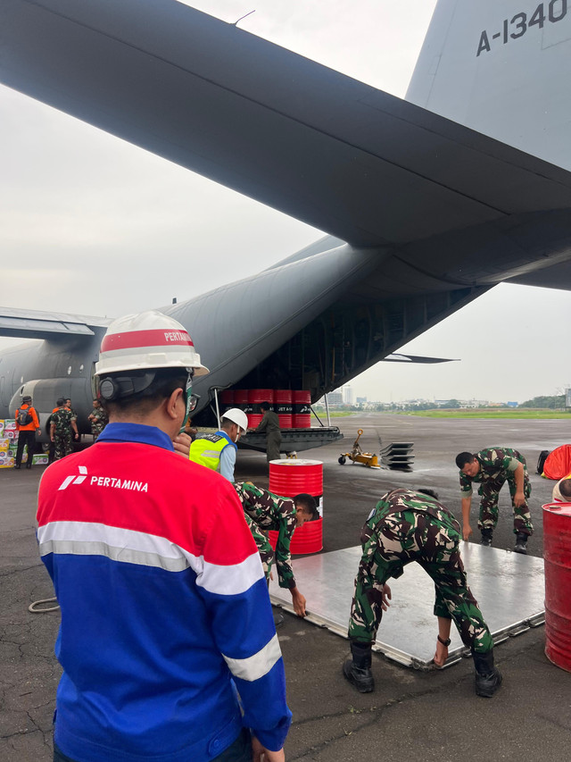 Pertamina Patra Niaga bersama TNI dalam menyuplai BBM untuk menangani bencana di Sumatera Barat, Sumatera Utara, dan Aceh. Foto: Dok. Pertamina
